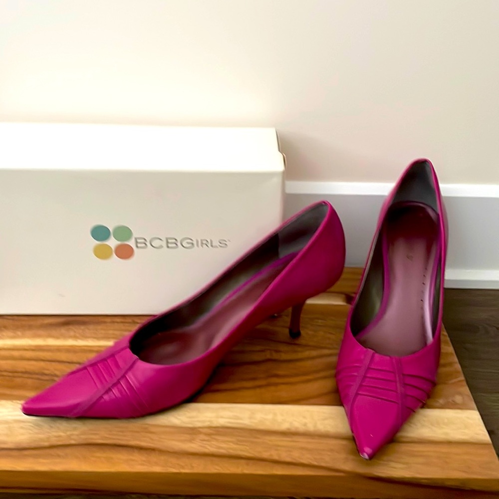 Magenta pumps